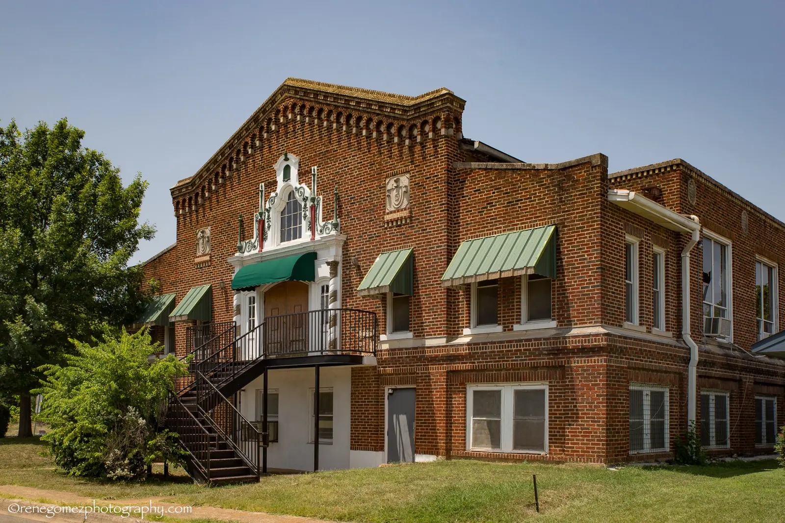 Masjid Hassan of Al-Islam: the red-brick building with its white cast-stone frontispiece and metal stairs, on East Allen Avenue
